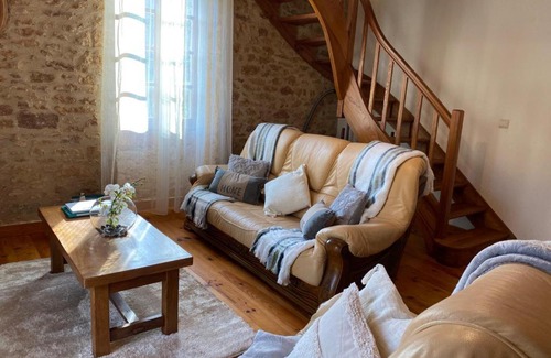 Frayssinet-le-Gelat House | Experience Authentic Comfort at Gîte chez Lilly with Pool