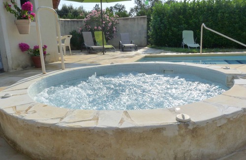 Aubignan House | Experience Our 3* Gîte with Pool and Jacuzzi, Rated 10/10