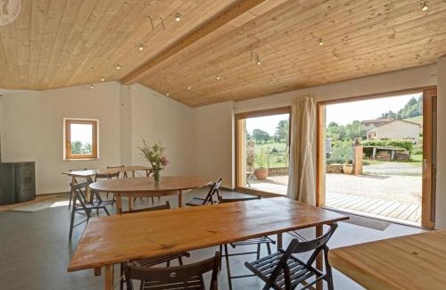 Verrieres-en-Forez House | Inviting Gîte with Scenic Views & Private Courtyard