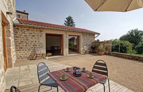 Verrieres-en-Forez House | Inviting Gîte with Scenic Views & Private Courtyard