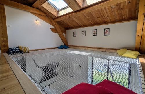 Lapte House | Spacious Gîte with Lake View and Pool in Lapte