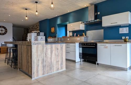 Lapte House | Spacious Gîte with Lake View and Pool in Lapte