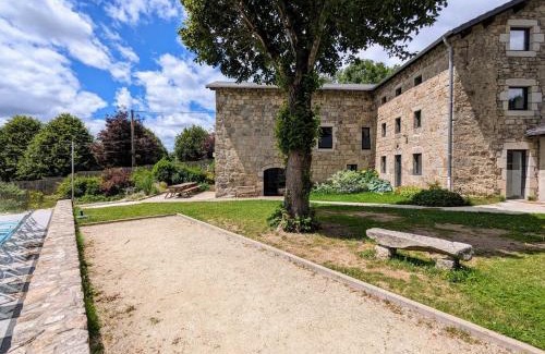 Lapte House | Spacious Gîte with Lake View and Pool in Lapte