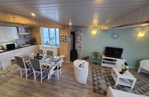 Taintrux House | Cozy Retreat in Taintrux: Nature & Adventure Awaits