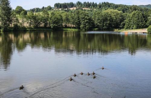 Merle-Leignec House | Cozy Gîte with Garden, Baby & Pet-Friendly for Explorers