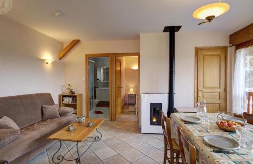 Merle-Leignec House | Cozy Gîte with Garden, Baby & Pet-Friendly for Explorers