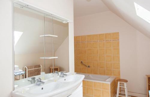 Arthon House | Cozy Gîte in Berry with Garden, Near Châteauroux