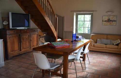 Touget House | Pet-Friendly Gîte d'En Lébé with Pool and Child Amenities
