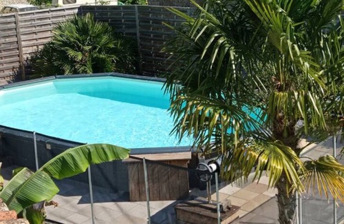 Saint-Pierre-de-Juillers House | Gîte de L'abbaye: Relaxing Retreat with Private Pool