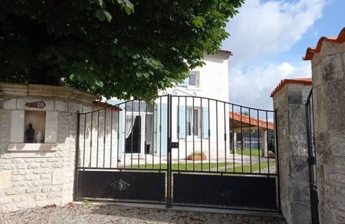Saint-Pierre-de-Juillers House | Gîte de L'abbaye: Relaxing Retreat with Private Pool