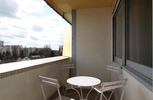 Chalon-sur-Saone Apartment | Gîte d'Or - Family-Friendly Stay in Chalon sur Saône