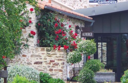 Chateau-Thebaud House | Charming Gîte de Caractère with Garden and Bikes for Families