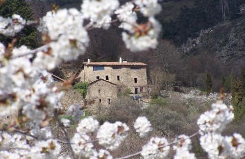 Gluiras House | Family-Friendly Gîte de Chapelèche Les Châtaigniers Awaits