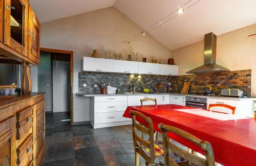Gluiras House | Family-Friendly Gîte de Chapelèche Les Glycines Awaits