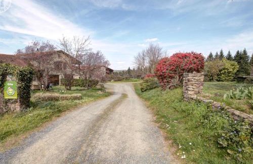 Saint-Medard-en-Forez House | Inviting Gîte with Fireplace & Panoramic Views in St-Médard