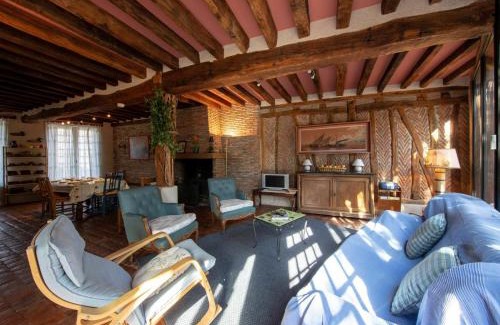Bellegarde-du-Loiret House | Charming Gîte with Garden, Near Castle & Family-Friendly
