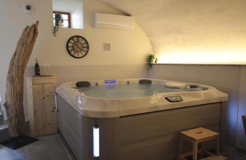 Donzere House | Relaxing Retreat with Private Hot Tub and Sauna