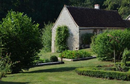 Chalais House | Relaxing Gîte with Pool in Brenne for Nature Lovers