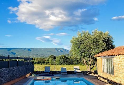 Gargas House | Tranquil Gîte with Pool and Ocean Views in Luberon