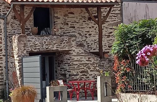 Monnieres House | Charming Gîte with Bikes in Scenic Wine Village Near Clisson