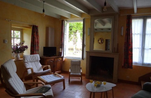 Asnieres sur Vegre House | Charming Gîte in a Historic Town by the River