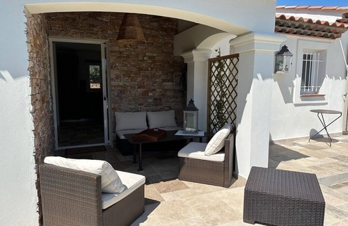 Les Arcs-sur-Argens Apartment | Gîte de Charme: Ocean View Retreat for Two with Pool