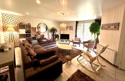 Quintin House | Gîte de Roz Maria: Pet-Friendly Retreat with Hot Tub