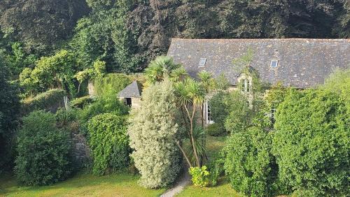 Quintin House | Gîte de Roz Maria: Pet-Friendly Retreat with Hot Tub