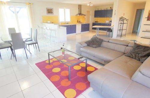 Herm House | Family-Friendly Gîte de Deze - Your Ideal Getaway