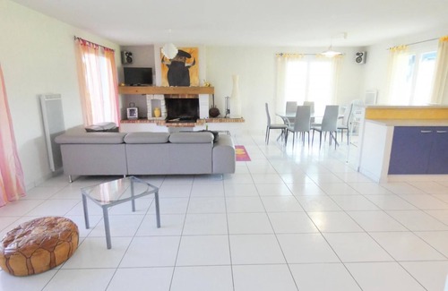 Herm House | Family-Friendly Gîte de Deze - Your Ideal Getaway