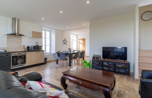 Veigne House | Exceptional Gîte de Fontiville: Pet-Friendly & Spa Retreat