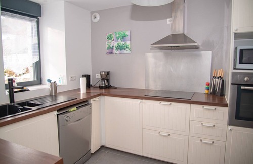 Sainte-Colombe-de-Peyre House | Family-Friendly House with Kitchen for Memorable Stays