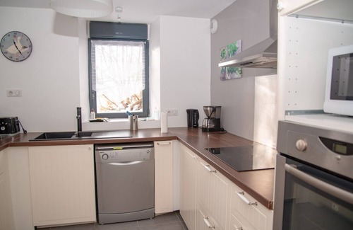 Sainte-Colombe-de-Peyre House | Family-Friendly House with Kitchen for Memorable Stays