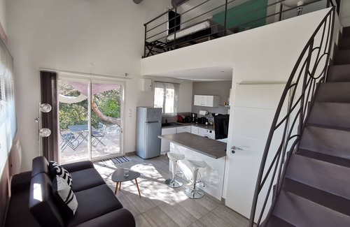Vaison-la-Romaine House | Gîte de France 3*: Air-Conditioned Retreat with Ocean View