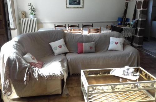 Vars-sur-Roseix Apartment | Family-Friendly Gîte de France in Vars-sur-Roseix