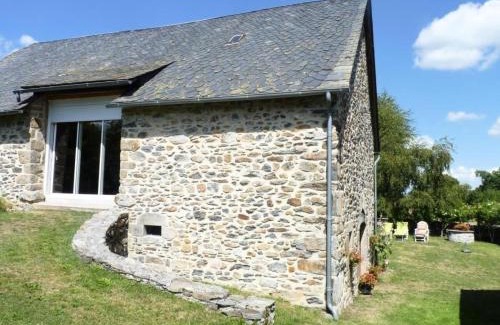 Sarroux-Saint-Julien Apartment | Gîte de France à Sarroux - Family-Friendly Retreat for 8