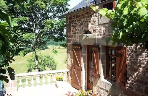Lanteuil Villa | Relax at Gîte de France in Lanteuil: Spa & Breakfast Available