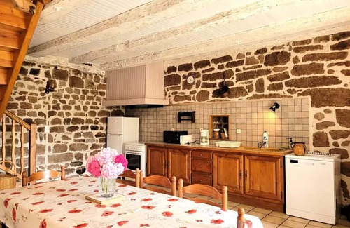 Louignac Villa | Comfortable Gîte de France La Besse for 6 with Spa & Breakfast