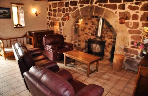 Louignac Apartment | Comfortable Gîte de France La Besse for Family Stays