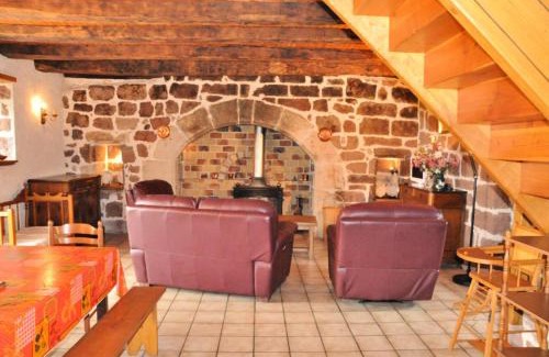 Louignac Apartment | Comfortable Gîte de France La Besse for Family Stays