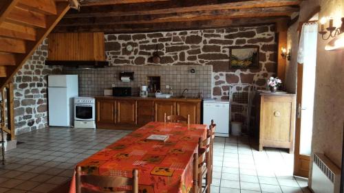 Louignac Apartment | Comfortable Gîte de France La Besse for Family Stays