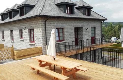 Besse-en-Chandesse House | Pet-Friendly Gîte de Granit GRIS with High Guest Ratings