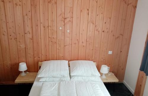 Besse-en-Chandesse House | Pet-Friendly Gîte de Granit GRIS with High Guest Ratings