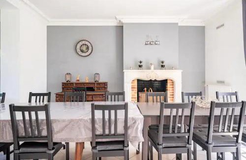 Neuille-Pont-Pierre House | Pet Friendly Oceanfront Gîte de groupe du Coudray - 9/10 Rated