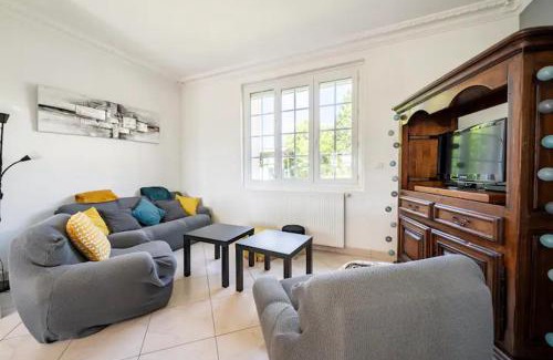 Neuille-Pont-Pierre House | Pet Friendly Oceanfront Gîte de groupe du Coudray - 9/10 Rated