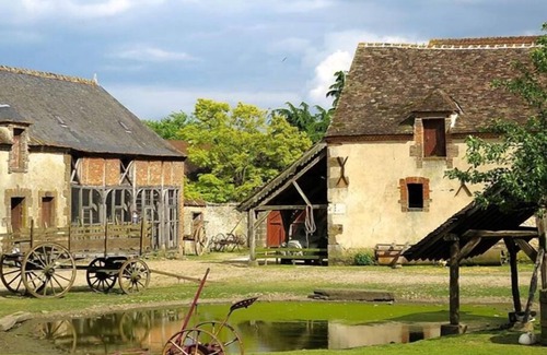 Saint-Fargeau Cottage | Family-Friendly Gîte de Léon: Explore La Ferme du Château
