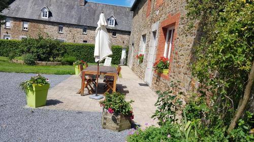 Notre-Dame-de-Cenilly House | Family-Friendly Gîte De L'arthour with Kitchen Access