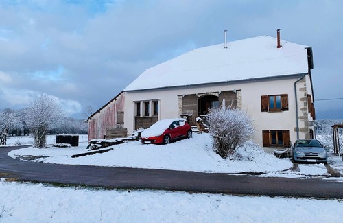 Bouclans Apartment | Inviting Gîte de l'Echappée Bêêêle: Family & Pet-Friendly Stay