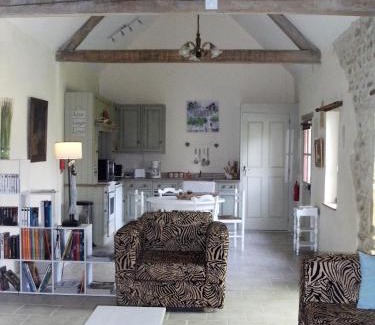 Oiron House | Pet-Friendly Retreat at Gîte de l'Octroy Poitou - Rated 9.4