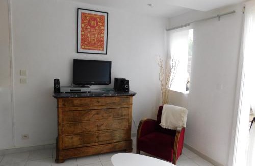 Vieville Apartment | Gîte de la Côte: Pet-Friendly Oceanfront Getaway